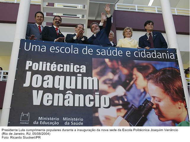 Presidente Lula cumprimenta populares durante a inauguração da nova sede da Escola Politécnica Joaquim Venâncio.jpg