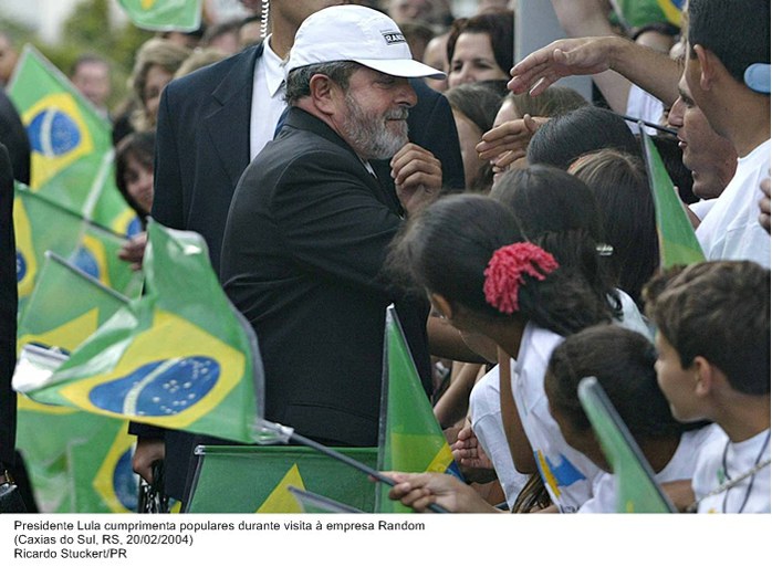 Presidente Lula cumprimenta populares durante visita à empresa Random.jpg