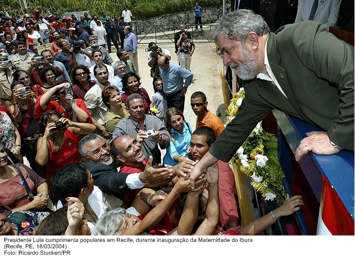 Presidente Lula cumprimenta populares em Recife, durante inauguração da Maternidade do Ibura.jpg