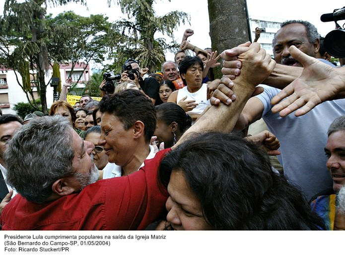 Presidente Lula cumprimenta populares na saída da Igreja Matriz.jpg