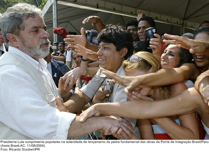 Presidente Lula cumprimenta populares na solenidade de lançamento da pedra fundamental das obras da Ponte de Integração Brasil-Peru.jpg
