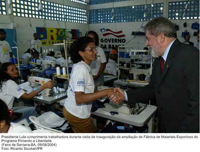 Presidente Lula cumprimenta trabalhadora durante visita de inauguração da ampliação da Fábrica de Materiais Esportivos do Programa Pintando a Liberdade.jpg