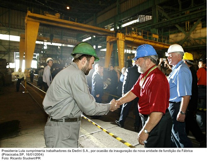 Presidente Lula cumprimenta trabalhadores da Dedini S.A., por ocasião da inauguração da nova unidade de fundição da Fábrica.jpg