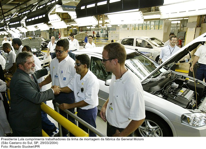 Presidente Lula cumprimenta trabalhadores da linha de montagem da fábrica da General Motors.jpg