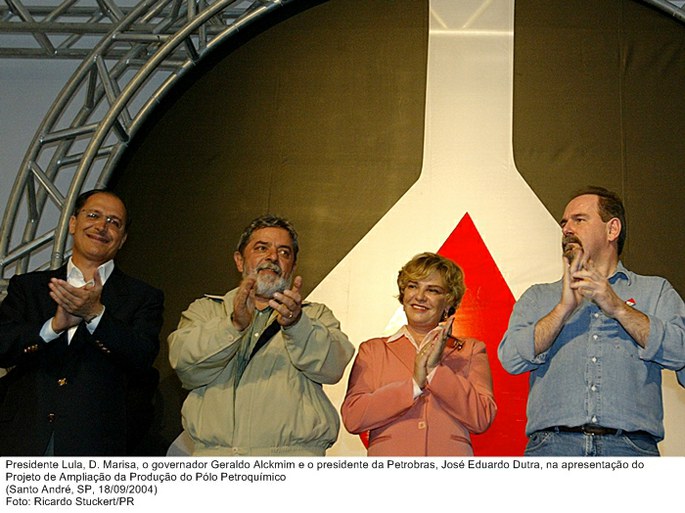 Presidente Lula, D. Marisa, o governador Geraldo Alckmim e o presidente da Petrobras, José Eduardo Dutra, na apresentação do Projeto de Ampliação da Produção do Pólo Petroquímico.jpg