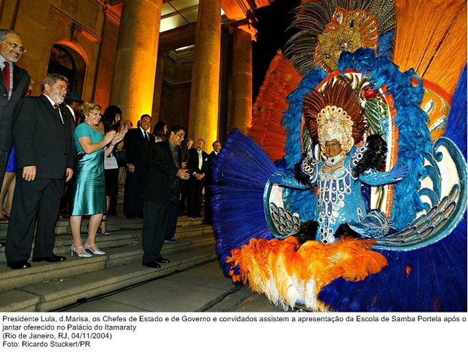 Presidente Lula, d.Marisa, os Chefes de Estado e de Governo e convidados assistem a apresentação da Escola de Samba Portela após o jantar oferecido no Palácio do Itamaraty.jpg
