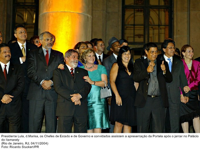 Presidente Lula, d.Marisa, os Chefes de Estado e de Governo e convidados assistem a apresentação da Portela após o jantar no Palácio do Itamaraty.jpg