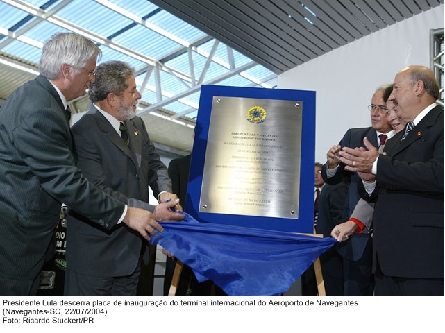 Presidente Lula descerra placa de inauguração do terminal internacional do Aeroporto de Navegantes.jpg