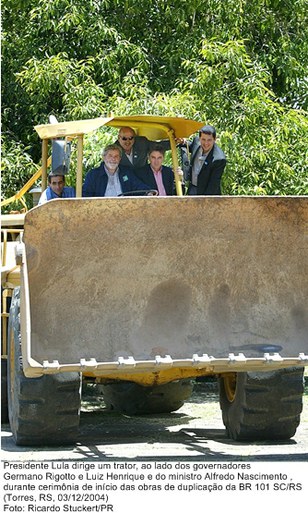 Presidente Lula dirige um trator, ao lado dos governadores Germano Rigotto e Luiz Henrique e do min. Alfredo Nascimento , durante cerim. de início das obras de duplicação da BR 101 SC-RS.jpg