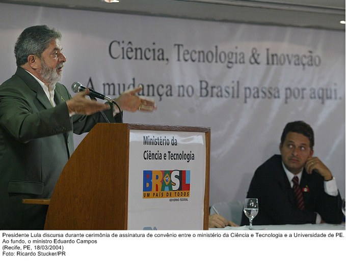 Presidente Lula discursa durante cerimônia de assinatura de convênio entre o ministério da Ciência e Tecnologia e a Universidade de PE. Ao fundo, o ministro Eduardo Campos.jpg