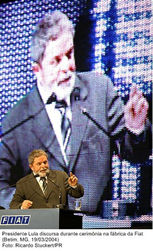 Presidente Lula discursa durante cerimônia na fábrica da Fiat.jpg