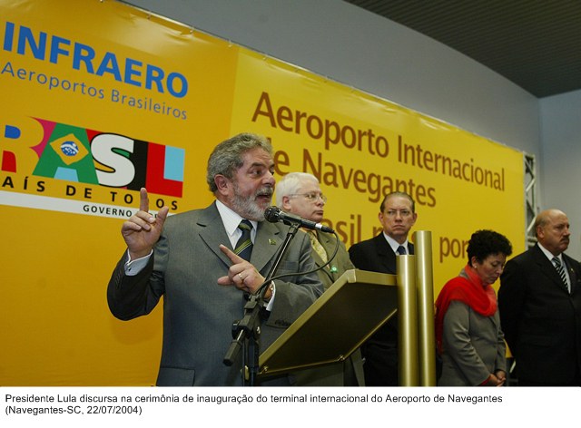 Presidente Lula discursa na cerimônia de inauguração do terminal internacional do Aeroporto de Navegantes.jpg