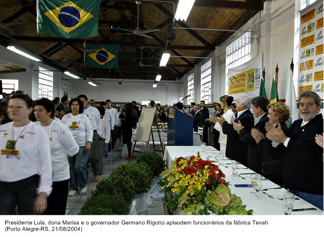 Presidente Lula, dona Marisa e o governador Germano Rigotto aplaudem funcionários da fábrica Tevah.jpg