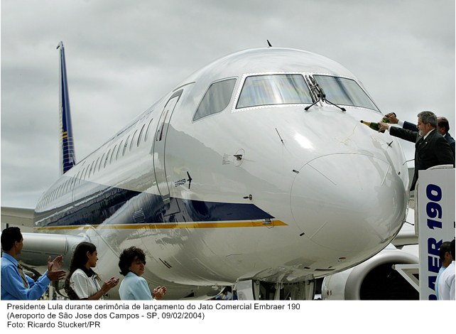 Presidente Lula durante cerimônia de lançamento do Jato Comercial Embraer 190.jpg