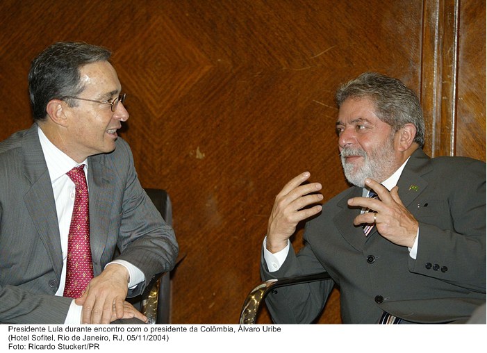 Presidente Lula durante encontro com o presidente da Colômbia, Álvaro Uribe.jpg