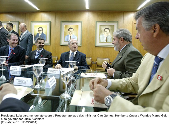 Presidente Lula durante reunião sobre o Prodetur, ao lado dos ministros Ciro Gomes, Humberto Costa e Walfrido Mares Guia, e do governador Lúcio Alcântara.jpg