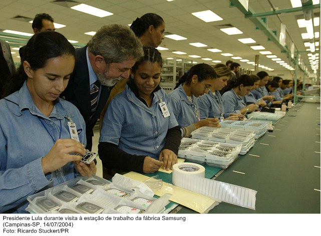 Presidente Lula durante visita à estação de trabalho da fábrica Samsung.jpg