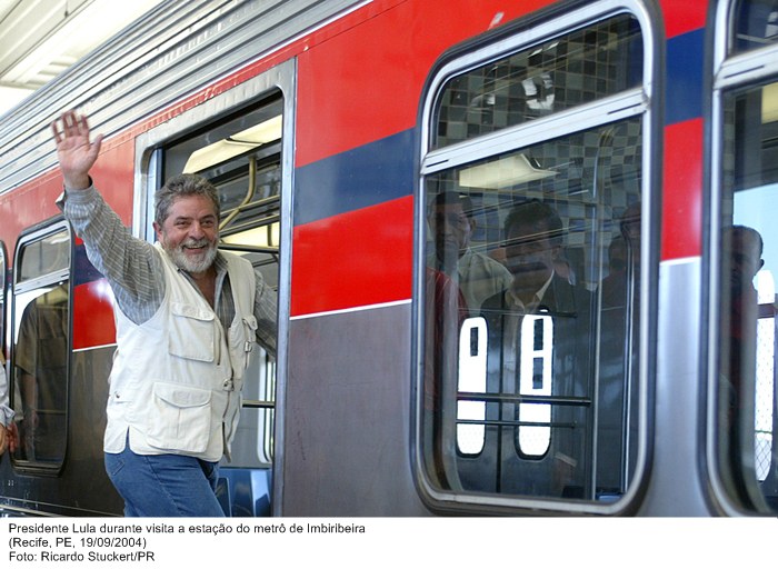 Presidente Lula durante visita a estação do metrô de Imbiribeira.jpg