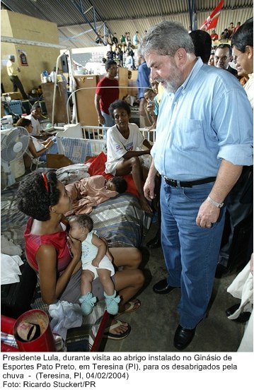 Presidente Lula, durante visita ao abrigo instalado no Ginásio de Esportes Pato Preto, em Teresina (PI), para os desabrigados pela chuva.jpg