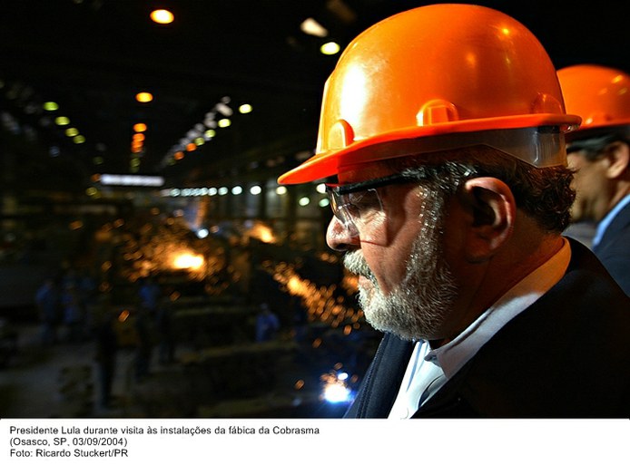 Presidente Lula durante visita às instalações da fábica da Cobrasma.jpg