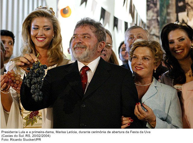 Presidente Lula e a primeira-dama, Marisa Letícia, durante cerimônia de abertura da Festa da Uva.jpg