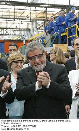 Presidente Lula e a primeira-dama, Marisa Letícia, durante visita à fábrica Marcopolo.jpg