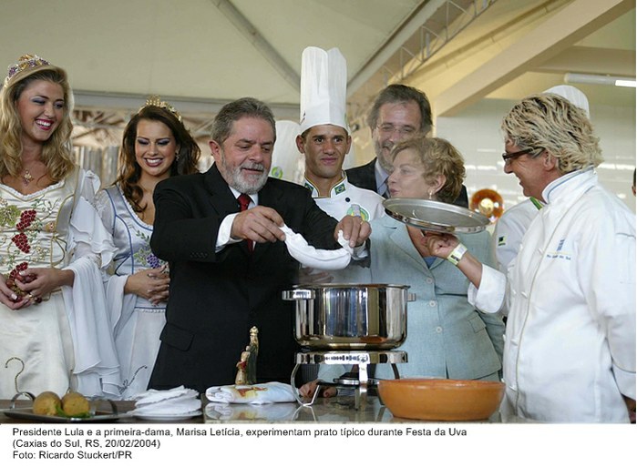 Presidente Lula e a primeira-dama, Marisa Letícia, experimentam prato típico durante Festa da Uva.jpg
