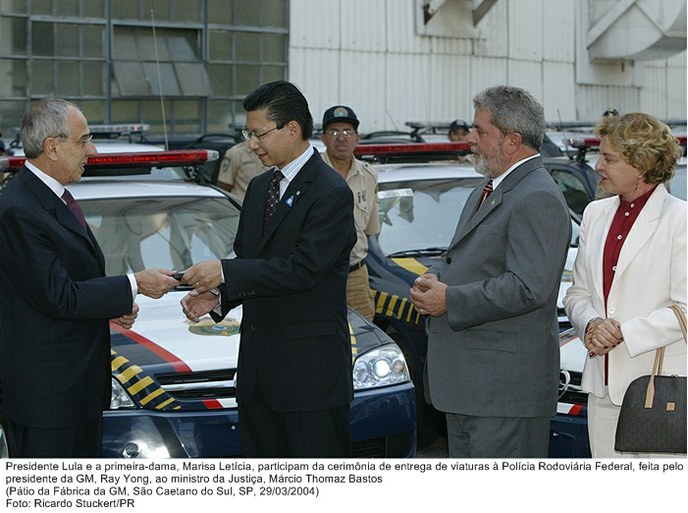 Presidente Lula e a primeira-dama, Marisa Letícia, participam da cerimônia de entrega de viaturas à Polícia Rodoviária Federal, feita pelo presidente da GM, Ray Yong, ao ministro da Justiça.jpg