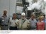 Presidente Lula e a primeira-dama Marisa Letícia posam para foto com funcionários da empresa, na chegada à Planta Operacional de Produção da Petroquímica União S.A..jpg