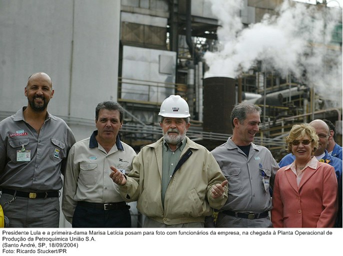Presidente Lula e a primeira-dama Marisa Letícia posam para foto com funcionários da empresa, na chegada à Planta Operacional de Produção da Petroquímica União S.A..jpg