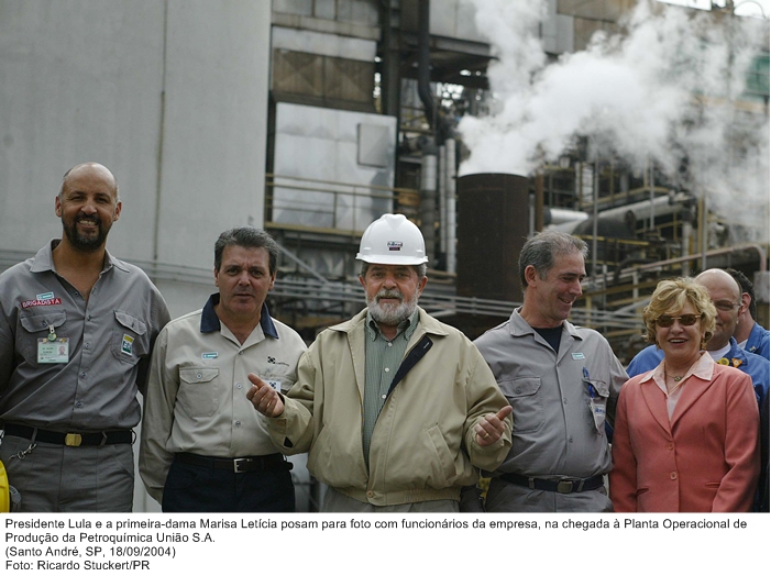 Presidente Lula e a primeira-dama Marisa Letícia posam para foto com funcionários da empresa, na chegada à Planta Operacional de Produção da Petroquímica União S.A..jpg