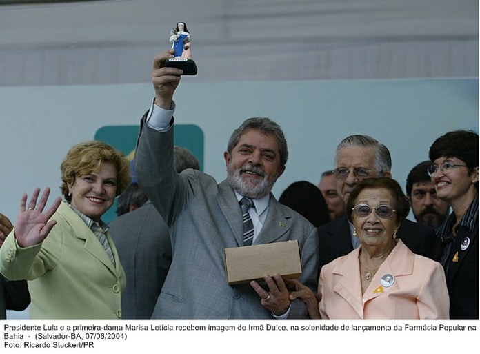 Presidente Lula e a primeira-dama Marisa Letícia recebem imagem de Irmã Dulce, na solenidade de lançamento da Farmácia Popular na Bahia.jpg