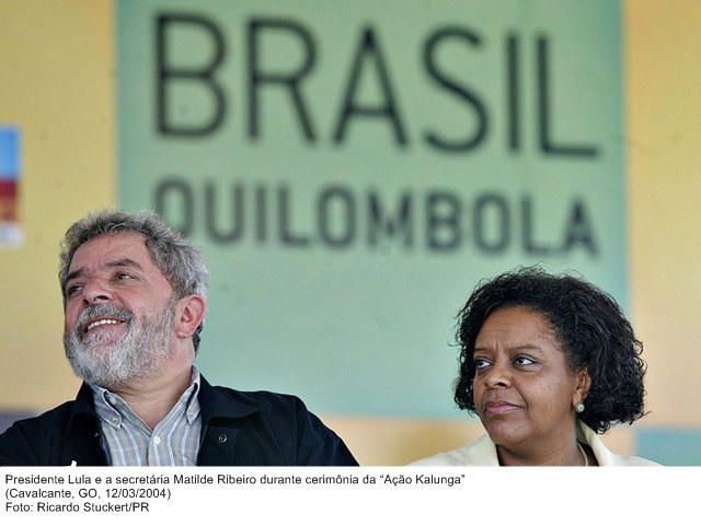 Presidente Lula e a secretária Matilde Ribeiro durante cerimônia da “Ação Kalunga”.jpg