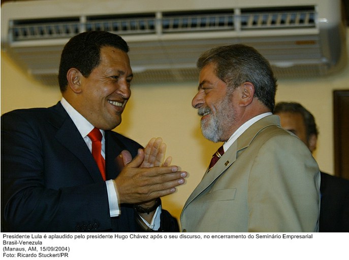 Presidente Lula é aplaudido pelo presidente Hugo Chávez após o seu discurso, no encerramento do Seminário Empresarial Brasil-Venezula.jpg