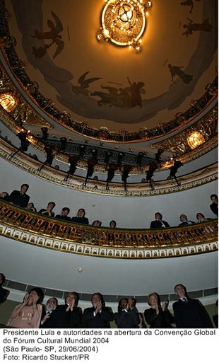 Presidente Lula e autoridades na abertura da Convenção Global do Fórum Cultural Mundial 2004.jpg