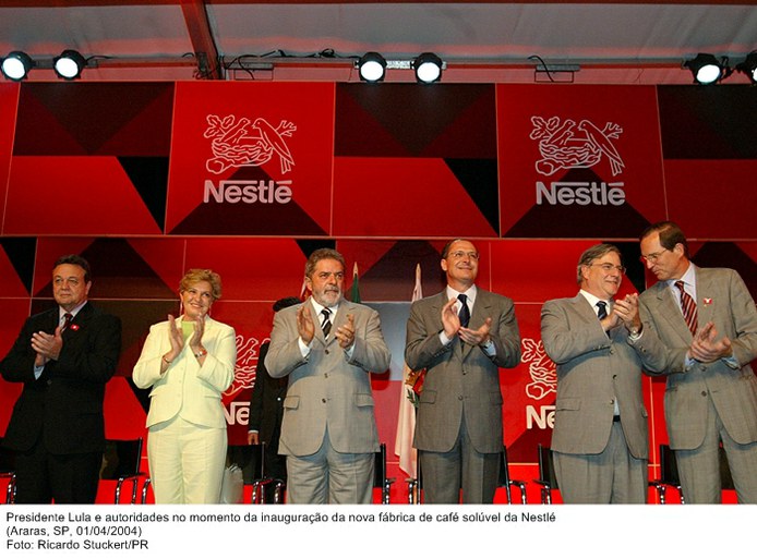 Presidente Lula e autoridades no momento da inauguração da nova fábrica de café solúvel da Nestlé.jpg
