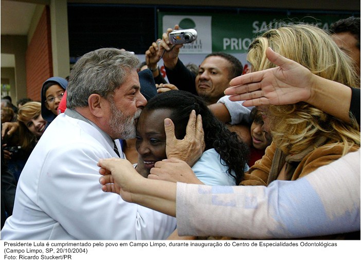 Presidente Lula é cumprimentado pelo povo em Campo Limpo, durante inauguração do Centro de Especialidades Odontológicas.jpg