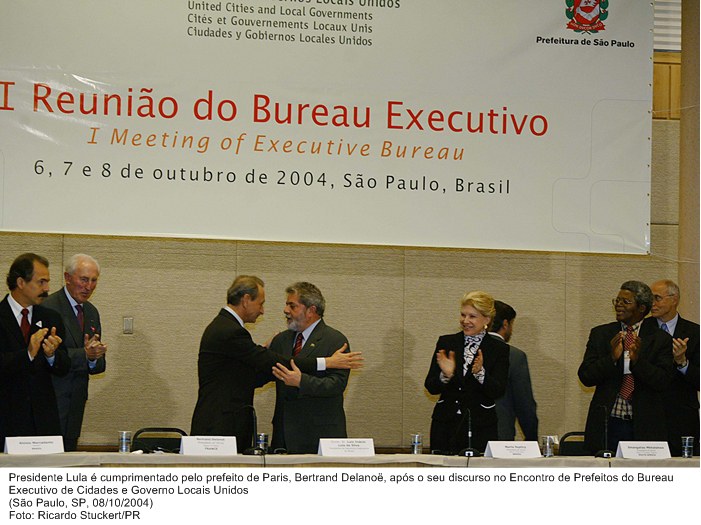 Presidente Lula é cumprimentado pelo prefeito de Paris, Bertrand Delanoë, após o seu discurso no Encontro de Prefeitos do Bureau Executivo de Cidades e Governo Locais Unidos.jpg