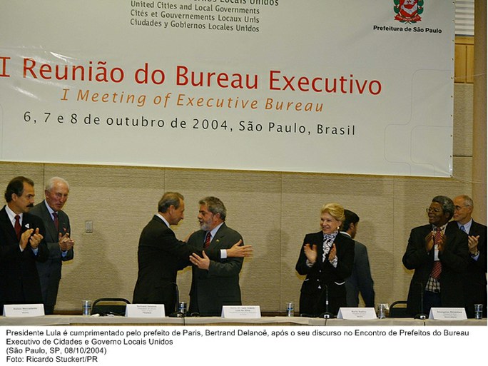 Presidente Lula é cumprimentado pelo prefeito de Paris, Bertrand Delanoë, após o seu discurso no Encontro de Prefeitos do Bureau Executivo de Cidades e Governo Locais Unidos.jpg