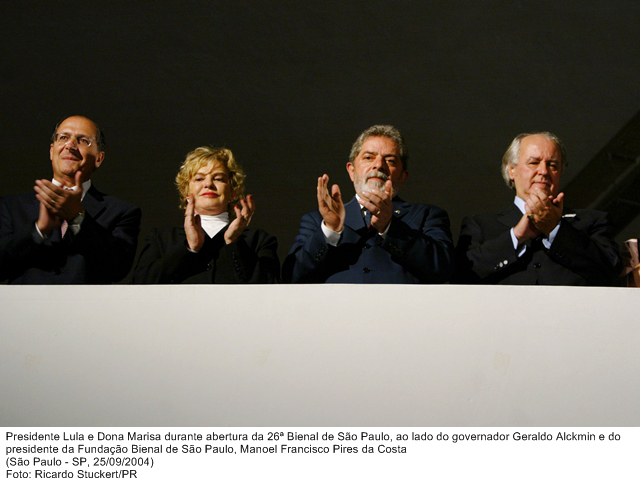 Presidente Lula e D. Marisa durante abertura da 26ª Bienal de São Paulo, ao lado do governador Geraldo Alckmin e do presidente da Fundação Bienal de São Paulo, Manoel Francisco P. da Costa.jpg