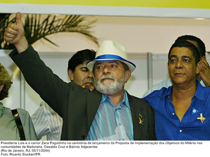 Presidente Lula e o cantor Zeca Pagodinho na cerimônia de lançamento da Proposta de Implementação dos Objetivos do Milênio nas comunidades de Madureira, Oswaldo Cruz e Bairros Adjacentes.jpg