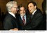 Presidente Lula e o ex-pres. Itamar Franco conversam com o gov. de Minas Gerais, Aécio Neves, na chegada ao jantar oferecido pelo governador aos participantes da Cúpula de Ouro Preto.jpg