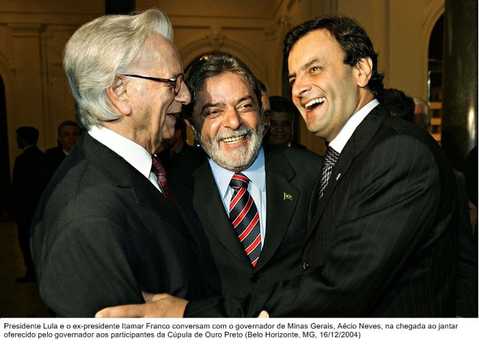 Presidente Lula e o ex-pres. Itamar Franco conversam com o gov. de Minas Gerais, Aécio Neves, na chegada ao jantar oferecido pelo governador aos participantes da Cúpula de Ouro Preto.jpg