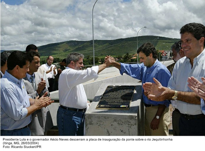 Presidente Lula e o governador Aécio Neves descerram a placa de inauguração da ponte sobre o rio Jequitinhonha.jpg
