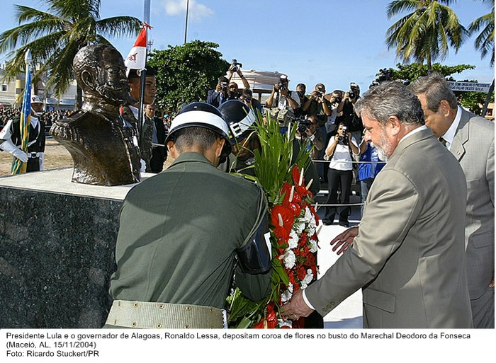 Presidente Lula e o governador de Alagoas, Ronaldo Lessa, depositam coroa de flores no busto do Marechal Deodoro da Fonseca.jpg