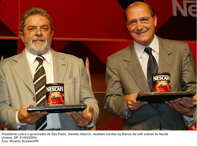 Presidente Lula e o governador de São Paulo, Geraldo Alckmin, recebem brindes da fábrica de café solúvel da Nestlé.jpg