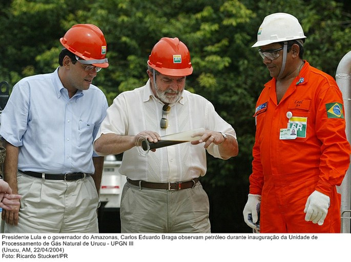Presidente Lula e o governador do Amazonas, Carlos Eduardo Braga observam petróleo durante inauguração da Unidade de Processamento de Gás Natural de Urucu - UPGN III.jpg