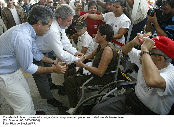 Presidente Lula e o governador Jorge Viana cumprimentam pacientes portadores de hanseníase.jpg