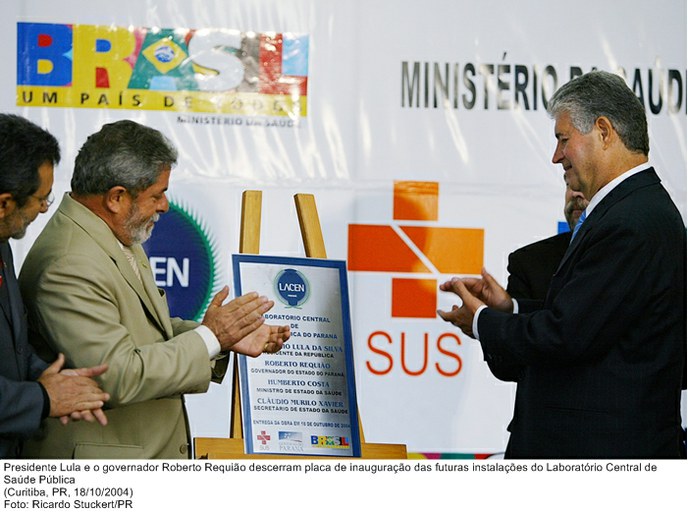 Presidente Lula e o governador Roberto Requião descerram placa de inauguração das futuras instalações do Laboratório Central de Saúde Pública.jpg