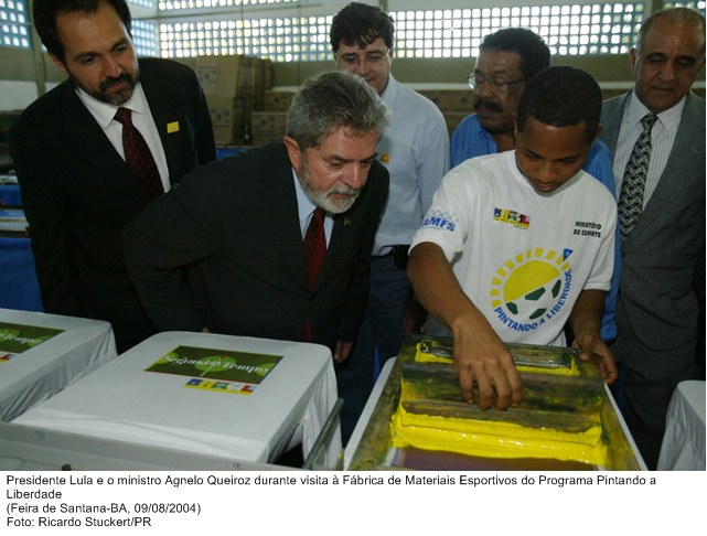 Presidente Lula e o ministro Agnelo Queiroz durante visita à Fábrica de Materiais Esportivos do Programa Pintando a Liberdade.jpg
